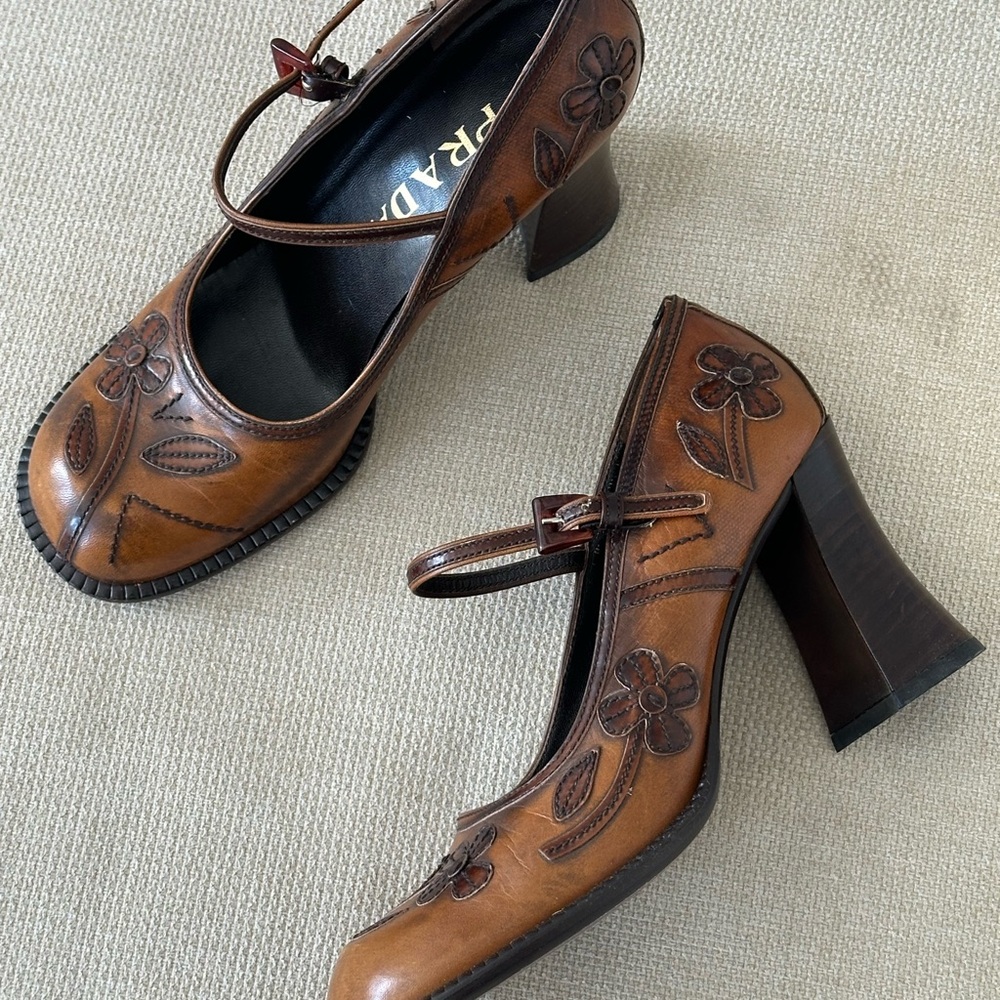 VINTAGE 1999 PRADA LEATHER FLORAL MARY JANE HEELS - Picture 2 of 11